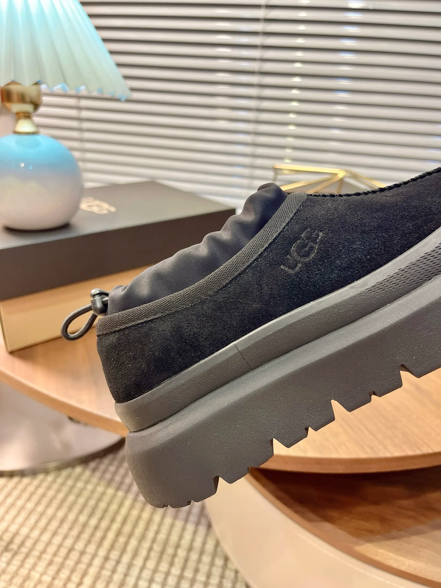 [UGG] P:500💰 Couple shoes Size: 35-44 [Wang Yibo's same style] UGG2025 new winter style Tasman fashion shoes for men and women 1144096 Ugg new fur shoes for autumn and winter, snow boots, same style for men and women ~ Handsome slip-on, lazy shoes, super easy to put on and take off ~ Suede cowhide fabric ~The soles are molded from original soles, not cheap rubber foam, but made of modern material. The characteristics of this material are that it is light, wear-resistant and non-slip. The outsole has a clear logo imprint, which is comparable to that of a store~